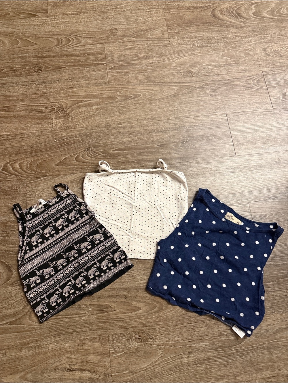 Set of 3 XS crop tops (new)